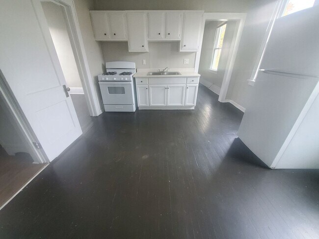 Building Photo - 2bd/1b UPSTAIRS 4-plex Cash Pay