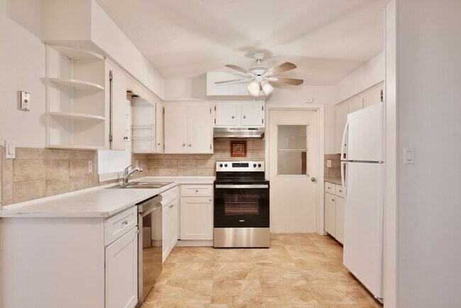 Building Photo - Beautiful 3/2 Spacious Pool Home with a Fe...