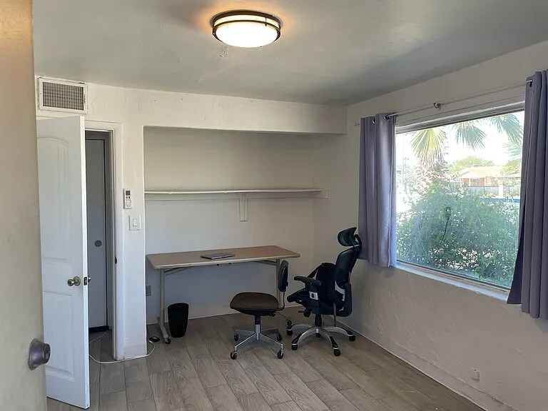 Building Photo - 902 E Prince Rd