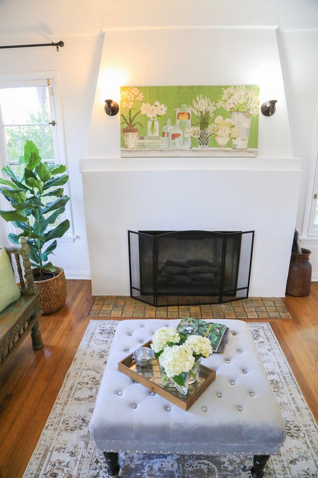 Building Photo - 601 S Sweetzer Ave