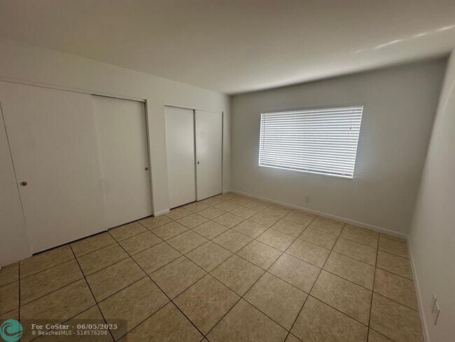 Building Photo - 515 S Sequoia Dr
