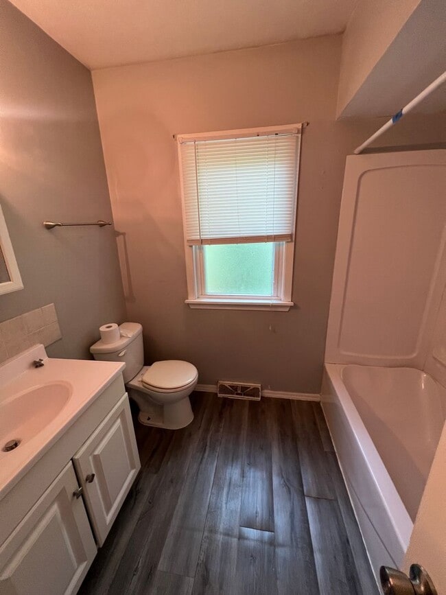 Building Photo - 3 bedroom Home in Rock Island