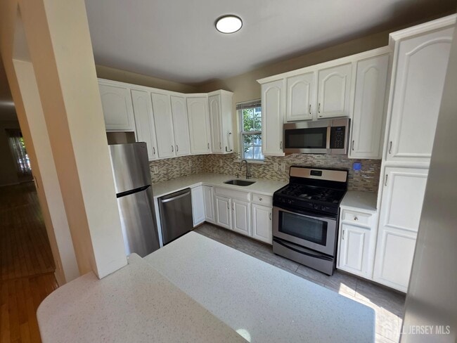 Building Photo - 1301 Dahlia Cir