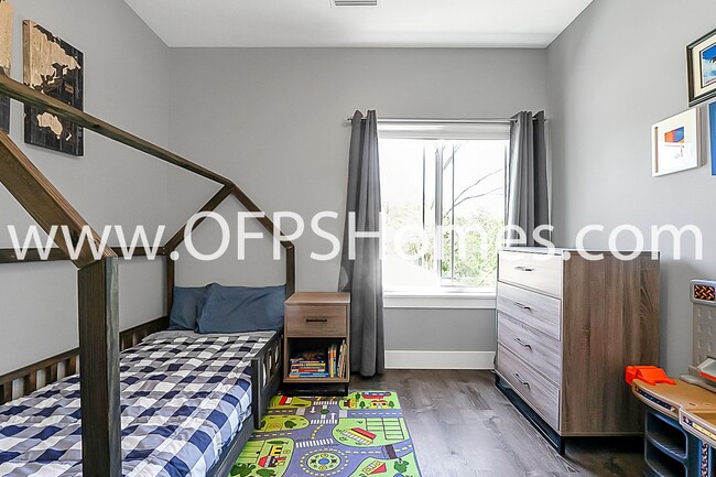 Building Photo - 712 Cypress Dr