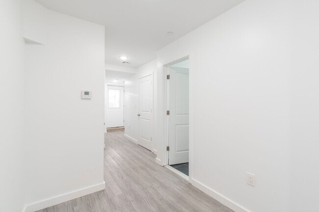 Building Photo - New! Renovated & Modern Apartment