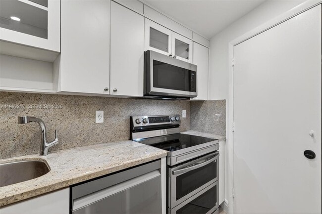 Building Photo - 2899 Collins Ave