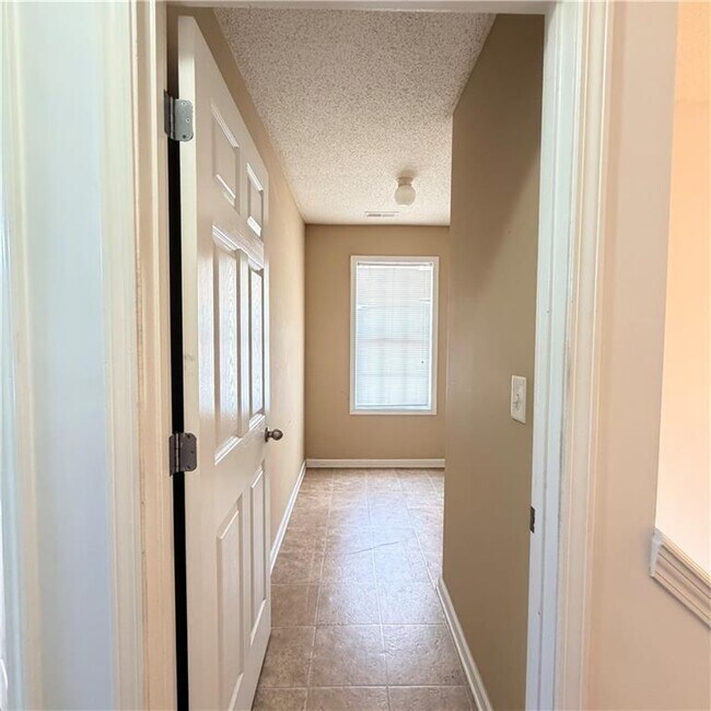 Building Photo - 153 Greystone Cir