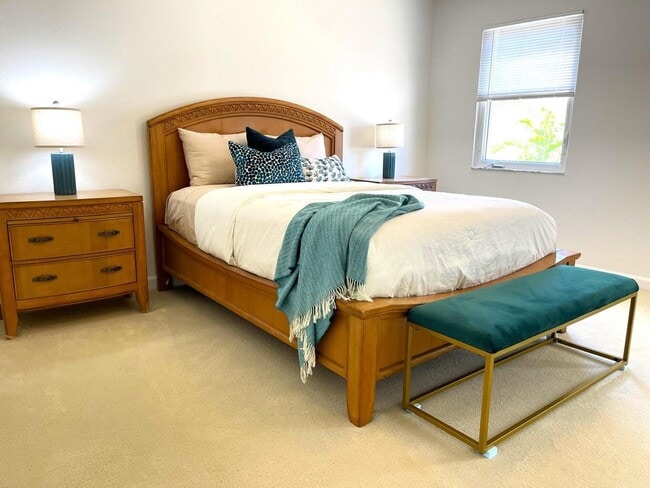 Building Photo - 3567 Commodore Cir