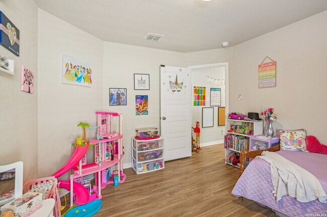 Building Photo - 633 Oleander Crk