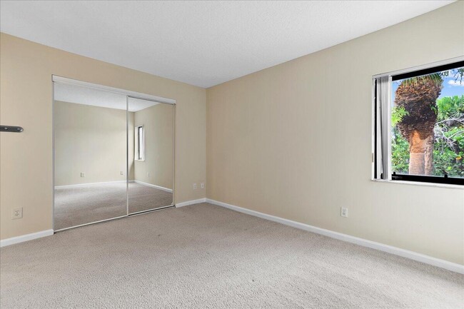 Building Photo - 41 Uno Lago Dr