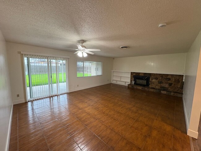 Building Photo - Spacious SE Tulare Home Near Shopping Cent...