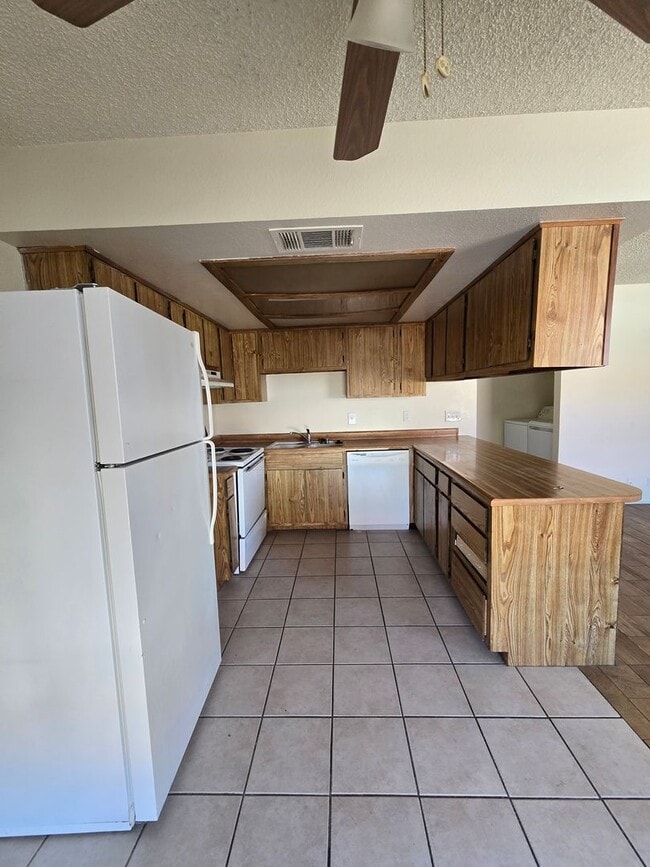 Building Photo - A nice & cozy 1-bedroom, 1-bathroom upstairs condo