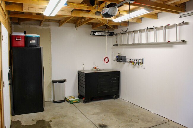 Building Photo - Spacious 2-bedroom, 2-bathroom in the Heart of West Highlands with 1 Car Garage