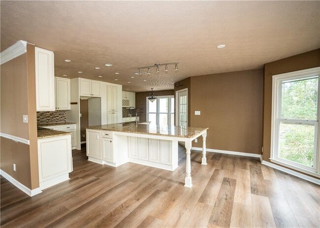 Building Photo - 611 Couch Rd