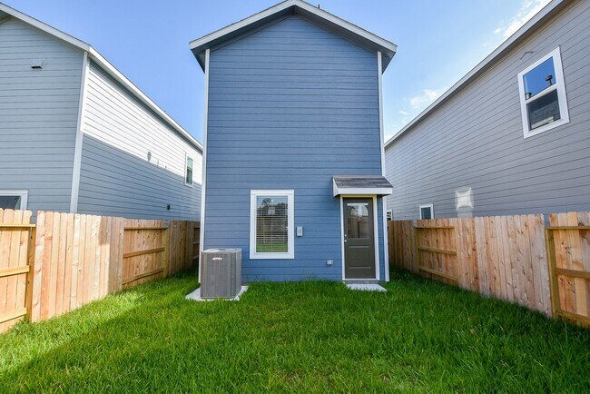 Building Photo - 21430 Carosella Dr