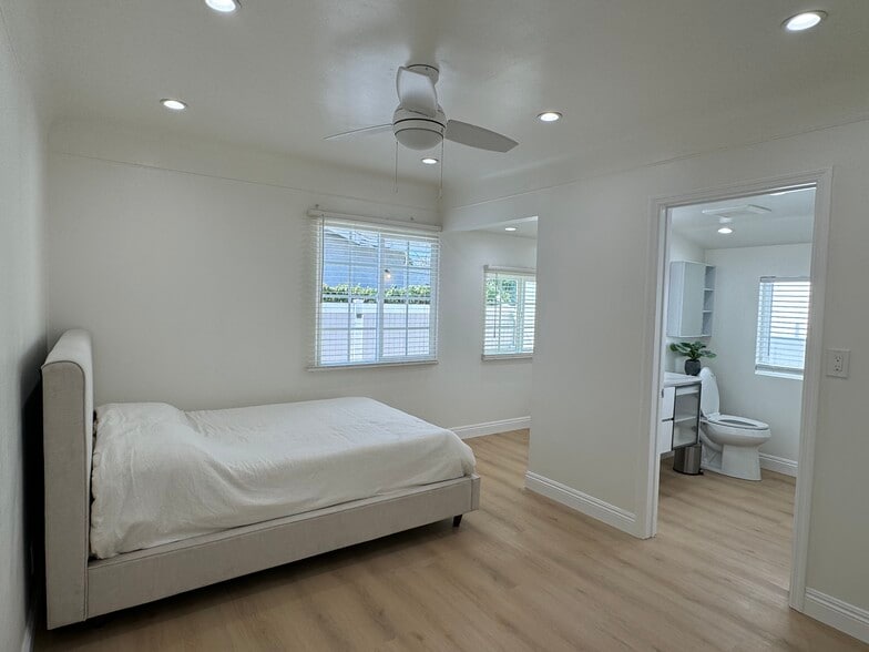 Building Photo - 2754 S Barrington Ave