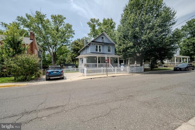 Building Photo - 5204 42nd Ave