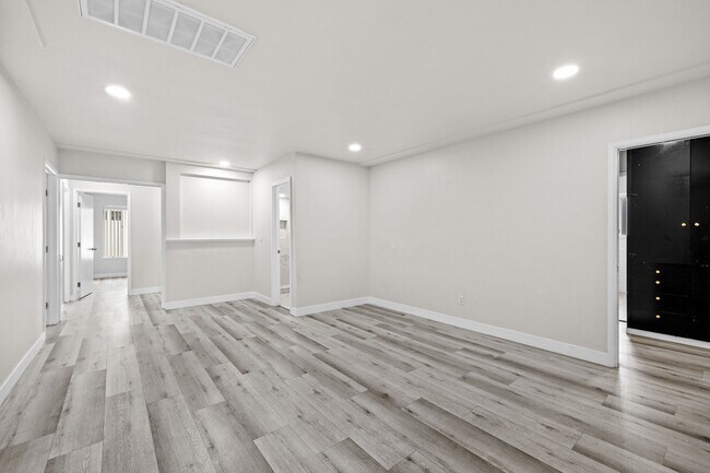 Building Photo - 5528 Dorothy Dr