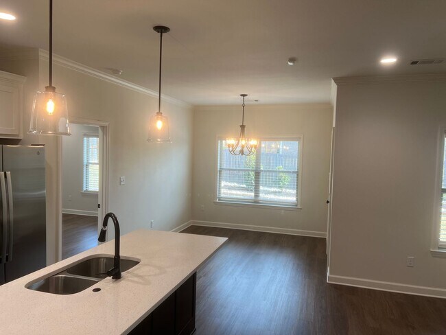 Building Photo - Charming 3 Bed 2 Bath Home