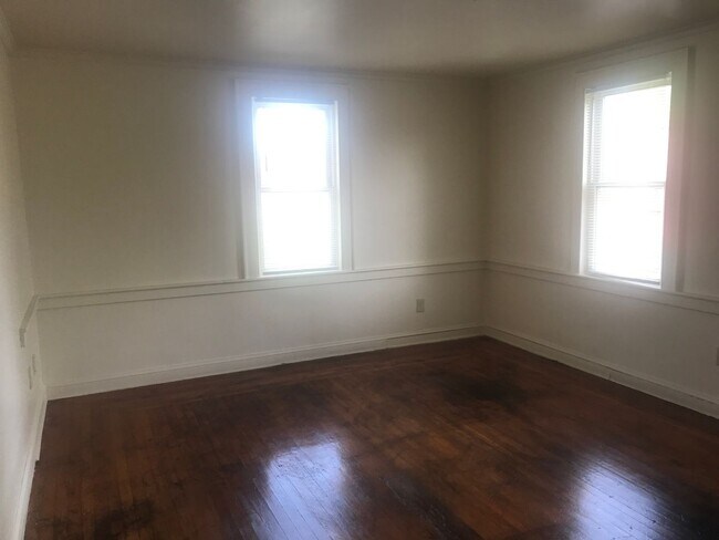 Building Photo - 452-454 Thompson Ave
