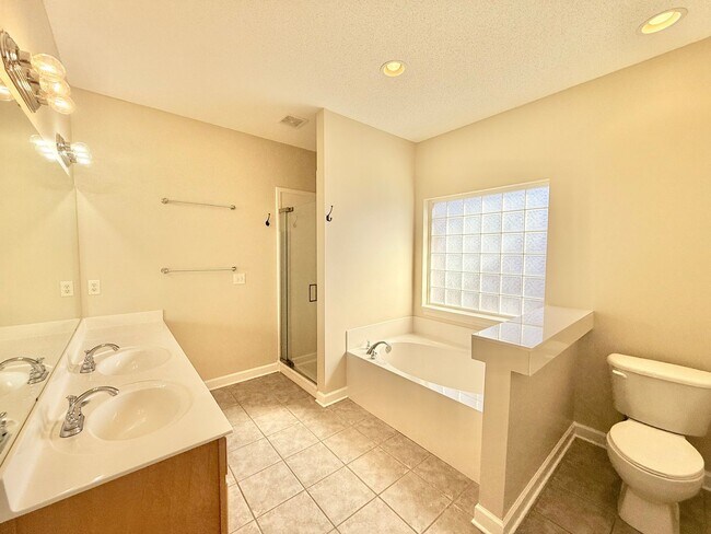 Building Photo - Spacious 3 Bed/2 Bath Home - 0.82 Acre Lot