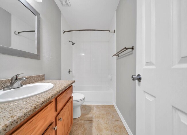 Building Photo - Charming East Navarre Home