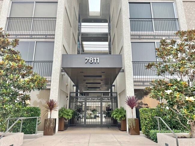 Building Photo - Must See! Beautiful 2 Bed / 2 Bath in La J...