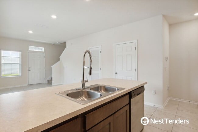 Building Photo - Beautiful End Unit Townhome!