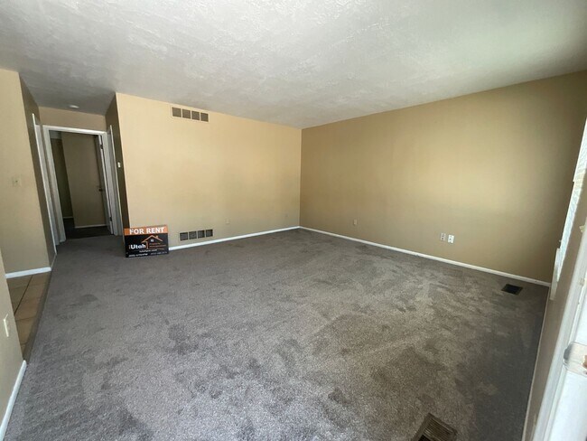 Building Photo - 485/483 E 2800 N