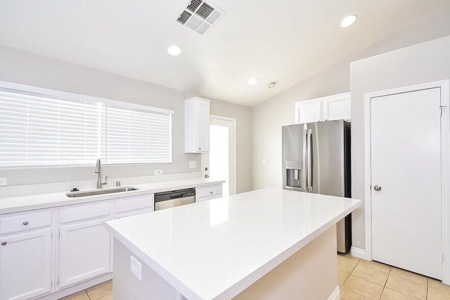 Building Photo - 7873 N Lovely Pine Pl