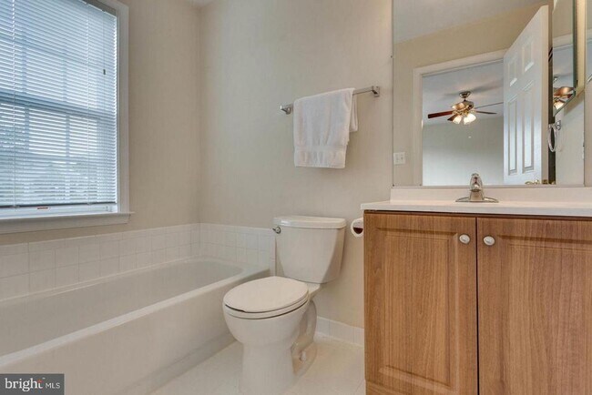 Building Photo - 5512 Sacramento Mews Pl