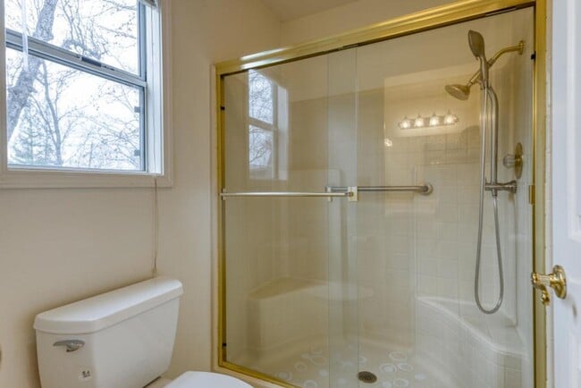 Building Photo - SPACIOUS 3 BED 2.5 BATH HOUSE WITH 3 CAR GARAGE