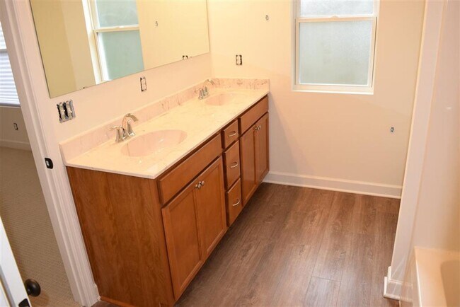Building Photo - Charming and well-maintained 3 bedroom, 2 ...