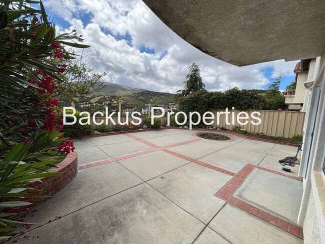 Building Photo - Great two-level home in Las Palmas II with scenic views