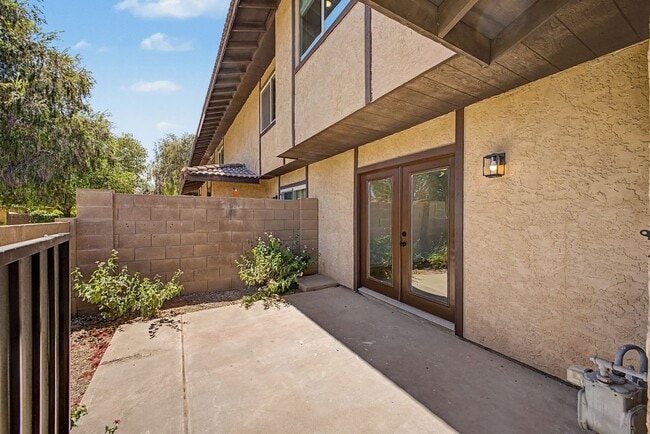 Building Photo - South Tempe 3BR Townhome w/ Private Yard, W/D & Parking