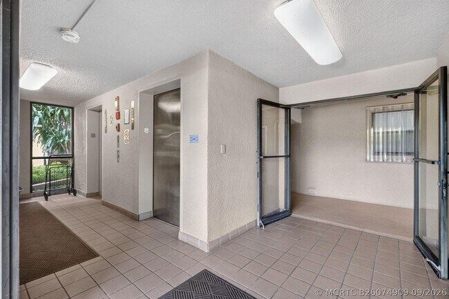 Building Photo - 1030 US-1
