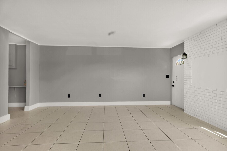 Space large enough to accommodate a queen size bed - 249 SW 12th St