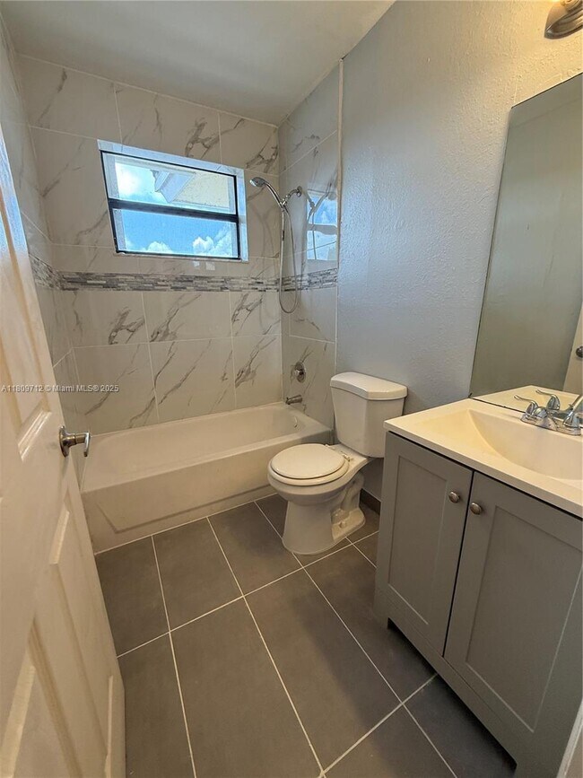 Building Photo - 3208 San Remo Cir