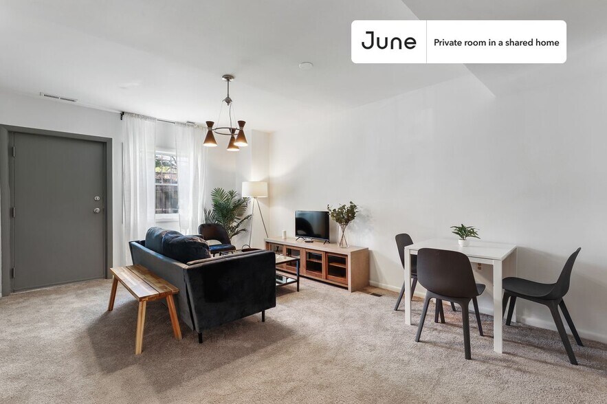 Building Photo - Room in Shared 5 bed/3 bath home in Logan Circle