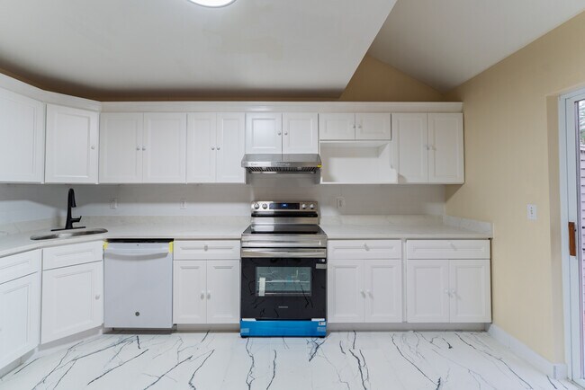 Building Photo - 208 Castlewood Dr