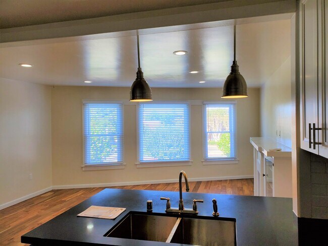 Building Photo - 1007 Orange Ave