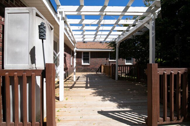 Building Photo - Beautiful rental full of character and charm located in The Avenues of Cayce! Close to USC!