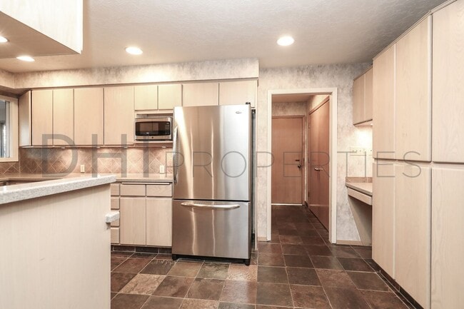 Building Photo - SPACIOUS MIDCENTURY HOME IN LONGVIEW'S CASCADE WAY NEIGHBORHOOD FOR RENT