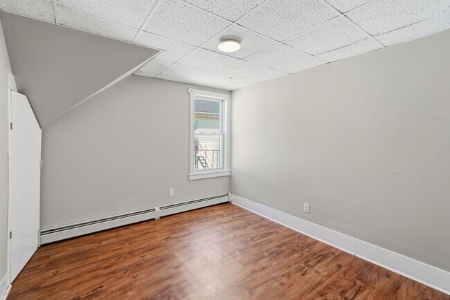 Building Photo - 387 Grove St