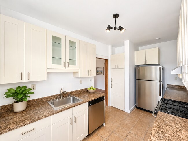 Building Photo - 5447 S E View Park