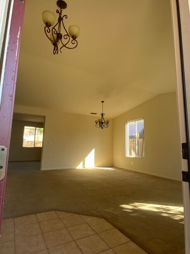 Building Photo - Lincoln 4 bedroom on quiet court.