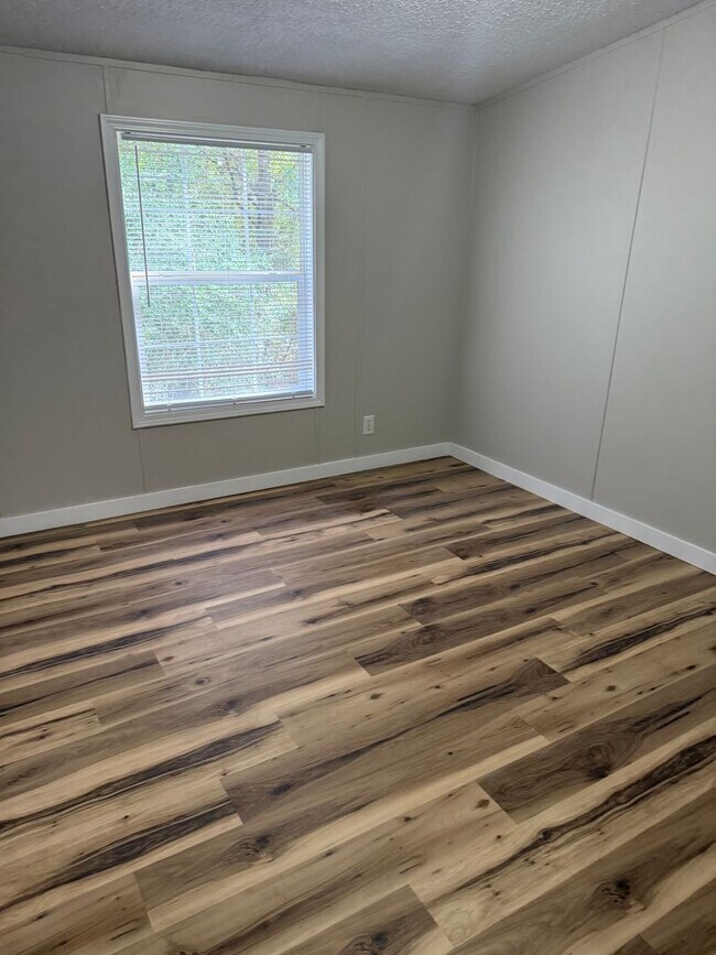 Building Photo - RECENTLY RENOVATED!!  4-Bedroom/ 2-Bath Home