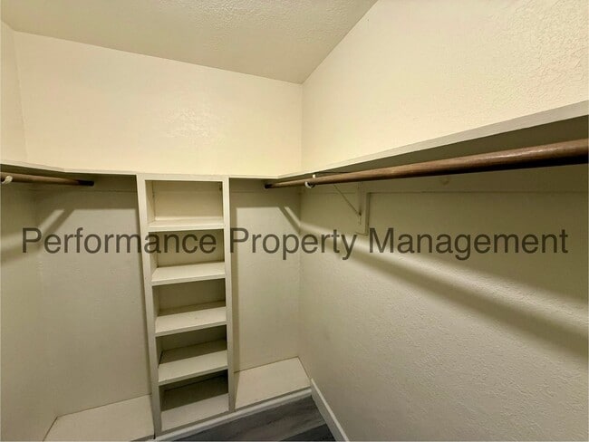 Building Photo - 239 W China Grade Loop