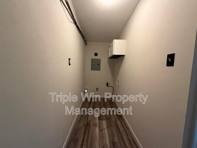 Building Photo - 765 Bobbins Ln