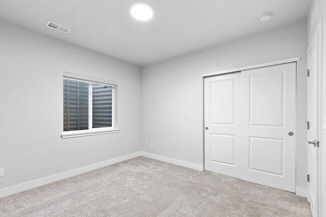 Building Photo - 4 Bedroom, 3 Bathroom 2.8 miles from Old T...